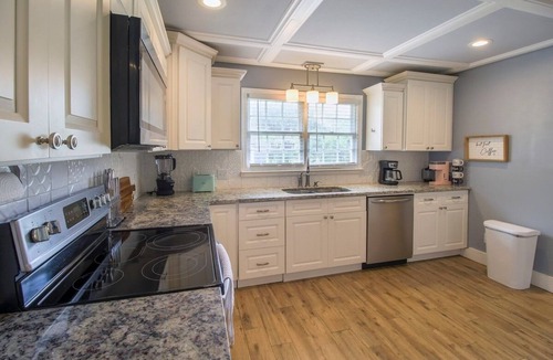 Savannah House | 100" Projector, Marsh Views, Game Room, Coffee Bar, Early Check In