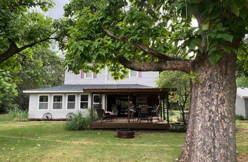 Murdock House | 1880 Country Farmhouse. Quiet-Lake-Hunt-Pets ok-Hot Tub
