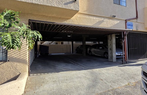 Beverly Hills Apartment | 2 Bedroom + 2 bath apt 5 minutes from Rodeo Dr. Walk to Restaurants and Markets