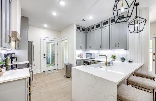 Arsenal House | 2 Blocks from Riverwalk: 1 Mile to SA Downtown