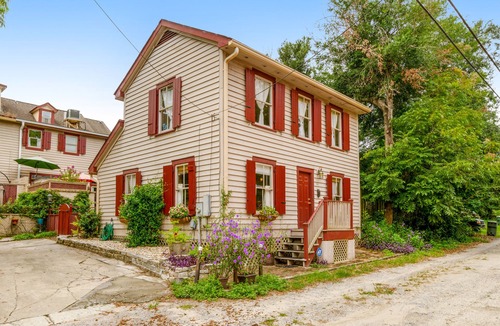 Beach Institute Cottage | 2 BR 2 BA Historic Cottage with free wifi, deck and dogs ok!
