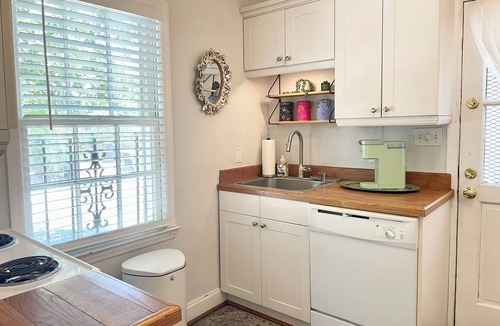 Old West Broad Neighborhood Apartment | 2 BR Gem on Taylor Street, Heart of Historic Savannah, Walk Everywhere!