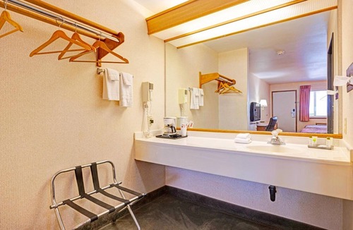 Stevenson Hotel | 2 Pet-friendly Units w/Free Parking | Bridge of the Gods - 4.4 miles away