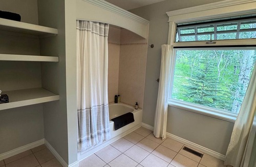 Bragg Creek Bed & Breakfast | 2 Queen Bdrms | 1 Bthrm | Bragg Creek