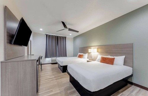 Eastside Promise Neighborhood Hotel | 2 Spacious Rooms Near River Walk w/Free Breakfast - Ideal for Family Trips