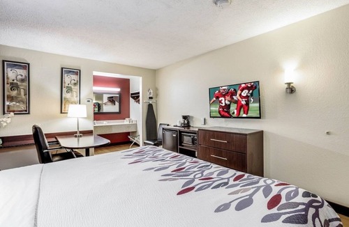 Allison Hotel | 2 Units | Breakfast Included & Pool Access | 6.5 mi to Red Rock Hiking Adventure