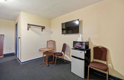 Luling Hotel | 2 Units | Value-Oriented Downtown Lodging Near Events & Local Festivals
