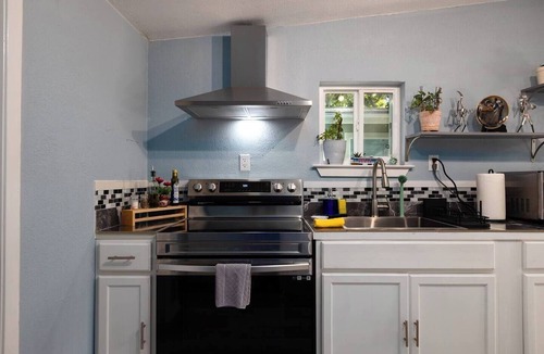 Holly House | 2BR ATX Cultural Heritage Gem | Walk to East 6thSt, Bars and Lady Bird Lake❤️