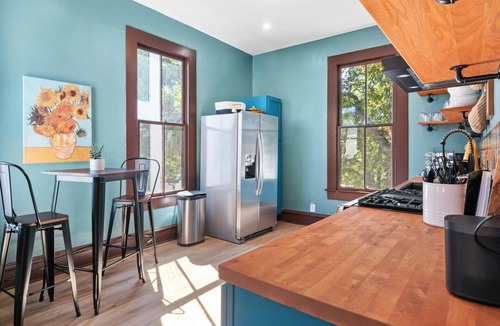 West End House | 2BR Historic French Manor by Capitol ❤️ Free Parking | Minutes to UT & Downtown