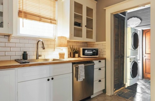 West Campus House | 2BR Historic Victorian Townhouse❤️ Walk to UT Austin Free Parking