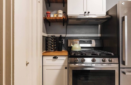 West Campus House | 2BR Historic Victorian Townhouse❤️ Walk to UT Austin Free Parking