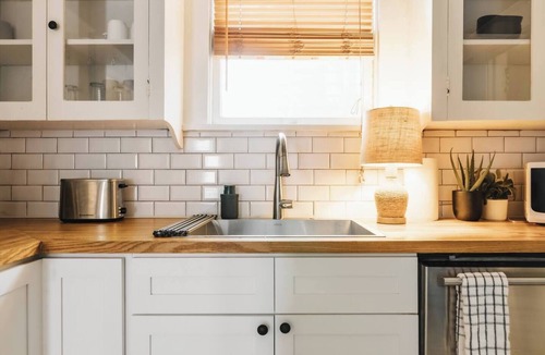 West Campus House | 2BR Historic Victorian Townhouse, Walk to UT & Downtown | Free Parking ❤️