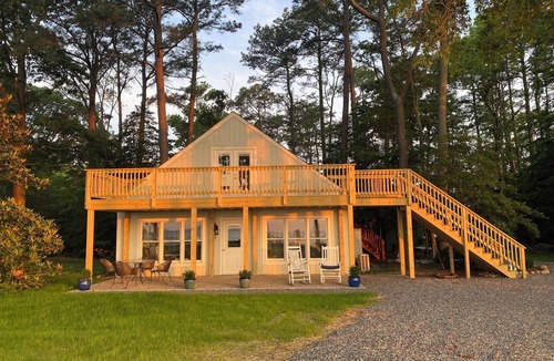Reedville Cottage | 3-bedroom water-front cottage on 2 1/2 secluded acres near Reedville,VA