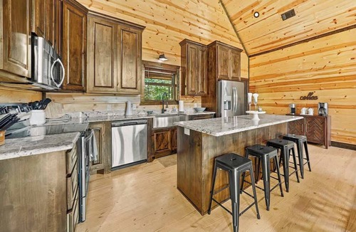 Hochatown Cabin | 3 King Suites, Hot Tub, Firepit, Playset, Dogs OK