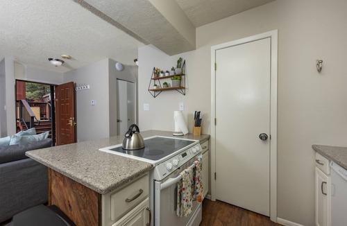 Angel Fire Ski Chalet | 3-Min Walk to Ski Lift | Mountain-View Chalet