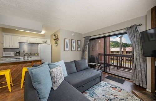 Angel Fire Ski Chalet | 3-Min Walk to Ski Lift | Mountain-View Chalet