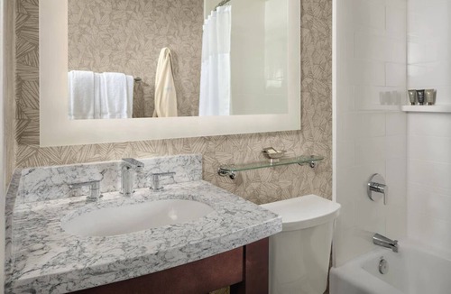 Central Mission Beach Hostel | 3 Partial Bay View Studio Queens, Bahia Resort, Bar, Family-Friendly, Great Spot