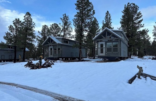 Williams Ski Chalet | 3B Cozy 1-bedroom chalet in Beautiful Williams with Wi-Fi, AC, Forest View .