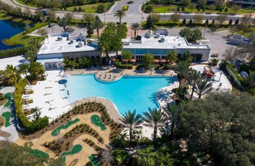 Davenport House | 3Bd Sleeps8 with Pool & Close to Disney @Festival 220