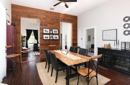 Government Hill House | 3BR 2BTH Historic Pearl Brewery Downtown Riverwalk