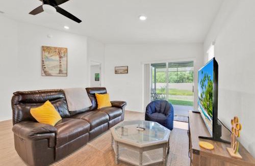 Auburndale House | 3BR House with Backyard & access to Auburndale Trail
