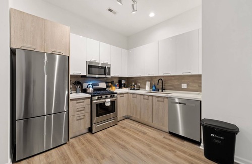 Near South Side House | 3BR · Steps from McCormick · Balcony & Gym