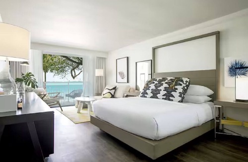 Rock Harbor Hotel | 4 King Waterfront Room Near Private Beach & Pools