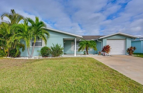 Flor-a-mar House | 4 Mi to Beach! Waterfront New Port Richey Retreat