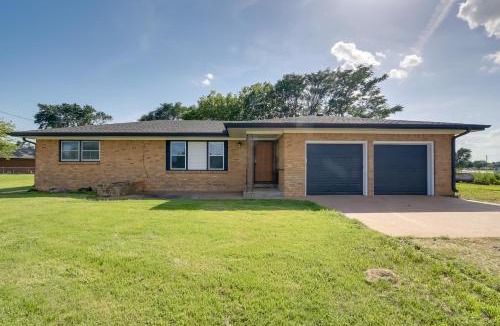 Wichita House | 5 Mi to Zoo: Family Retreat in Wichita!
