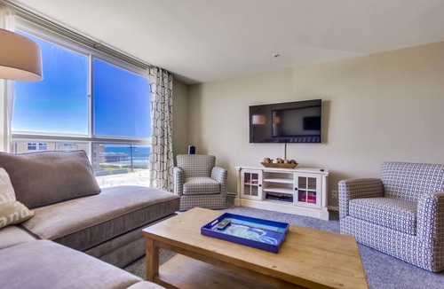 North Pacific Beach Condo | 5 - STAR -⭐ - OCEAN VIEW WITH SWIMMING POOL & JACUZZI - FAMILY FRIENDLY