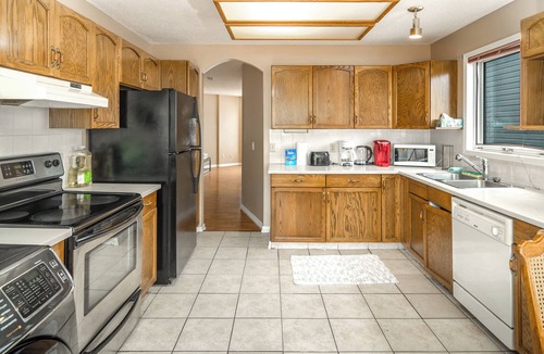 Calgary House | 5Beds 2Bath | New Furniture Work Space 10 mins to YYC 1 Min to Bus