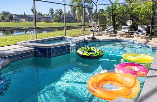 Four Corners House | 6 Bedrooms. Private South Facing Swimming Pool. BBQ