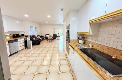Del Mar Heights Villa | 6BR 5BA Villa Hot Tub Steps to Beach Parking Pet Friendly - Del Mar