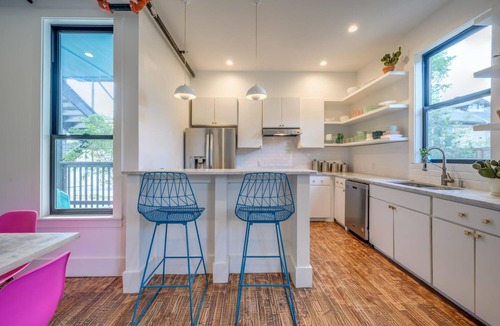 West End House | 7 Private Suites, Sleeps 25, Close to UT Stadium!