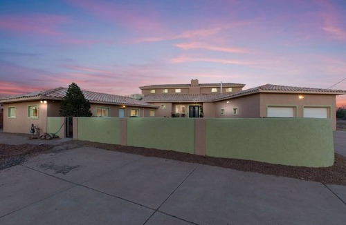 West Bluff House | 7BR Retreat w/gated parking Views & Near Old Town