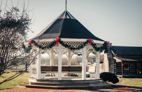 Shawanee House | A beautiful colonial house with breathtaking views of the Cumberland Gap Mnts!