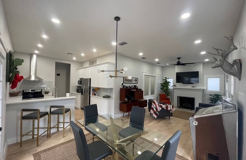 Mahncke Park House | A guest favorite! Charming 2-bedroom house- stylish comfort in a great area