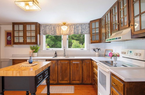 Dresden House | A historic, charming farmhouse in the heart of Midcoast Maine!