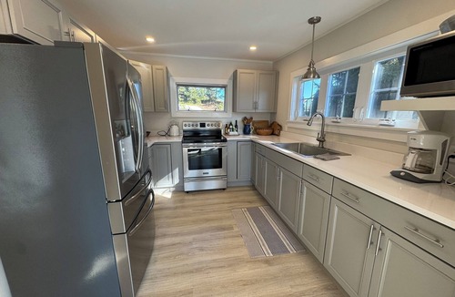 Spruce Head Cottage | Adorable 2-bedroom cottage with wonderful views in South Thomaston