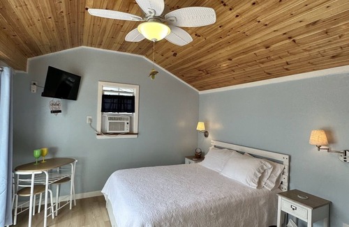 Apollo Beach House | Adorable Waterfront guest house