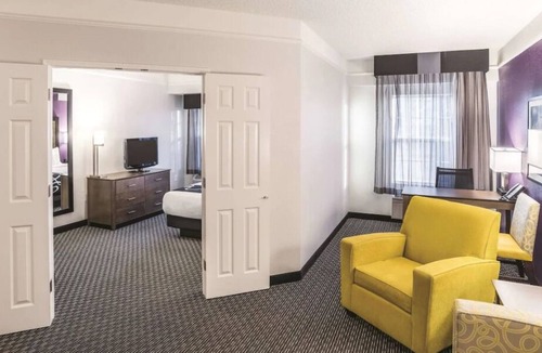 Woodlands Village House | Affordability Meets Comfort! 2 Pet-Friendly Untis, Free Breakfast, Free Parking