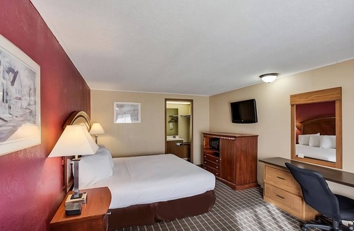 Summit Hotel | Affordability Meets Comfort in the Knights Inn Ashland! Pool, Pet-Friendly!