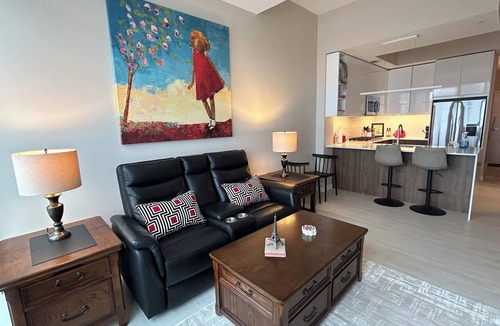 Sunnyside Condo | Air Conditioning | King Bed | U/G Parking | Easy C-Train