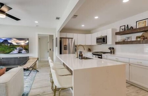 Terrell Heights House | Alamo Heights Cottage-Patio-Grill-Pets OK-8 Guests