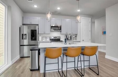 Terrell Heights House | All Masters, 22ft Ceilings!