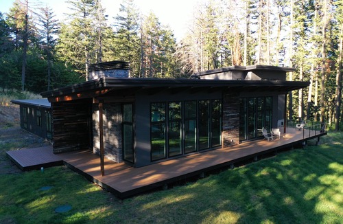Stevenson House | Amazing New 5 Bed Home next to the Columbia River. Sleeps 10 adults & 6 Kids