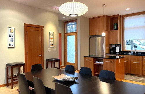 Hood River House | AMAZING VIEWS from this beautiful modern townhome in downtown Hood River!
