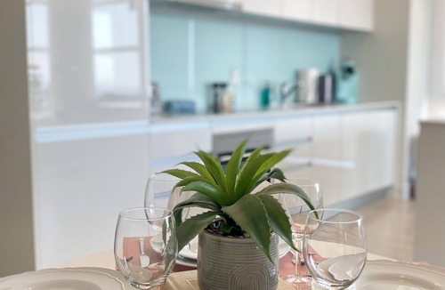 Victoria Park Apartment | Angelite: Modern 2 bdrm downtown apartment with FREE parking, Wi-Fi, great views