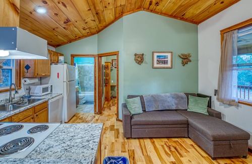 Compton Cabin | Antenna Pine Cabin - Hikers Paradise, Hikers Paradise with cell phone reception and wifi