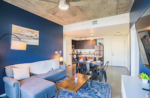 Evans Churchill Apartment | Apartment in Central DT with Gym Pool Parking WD